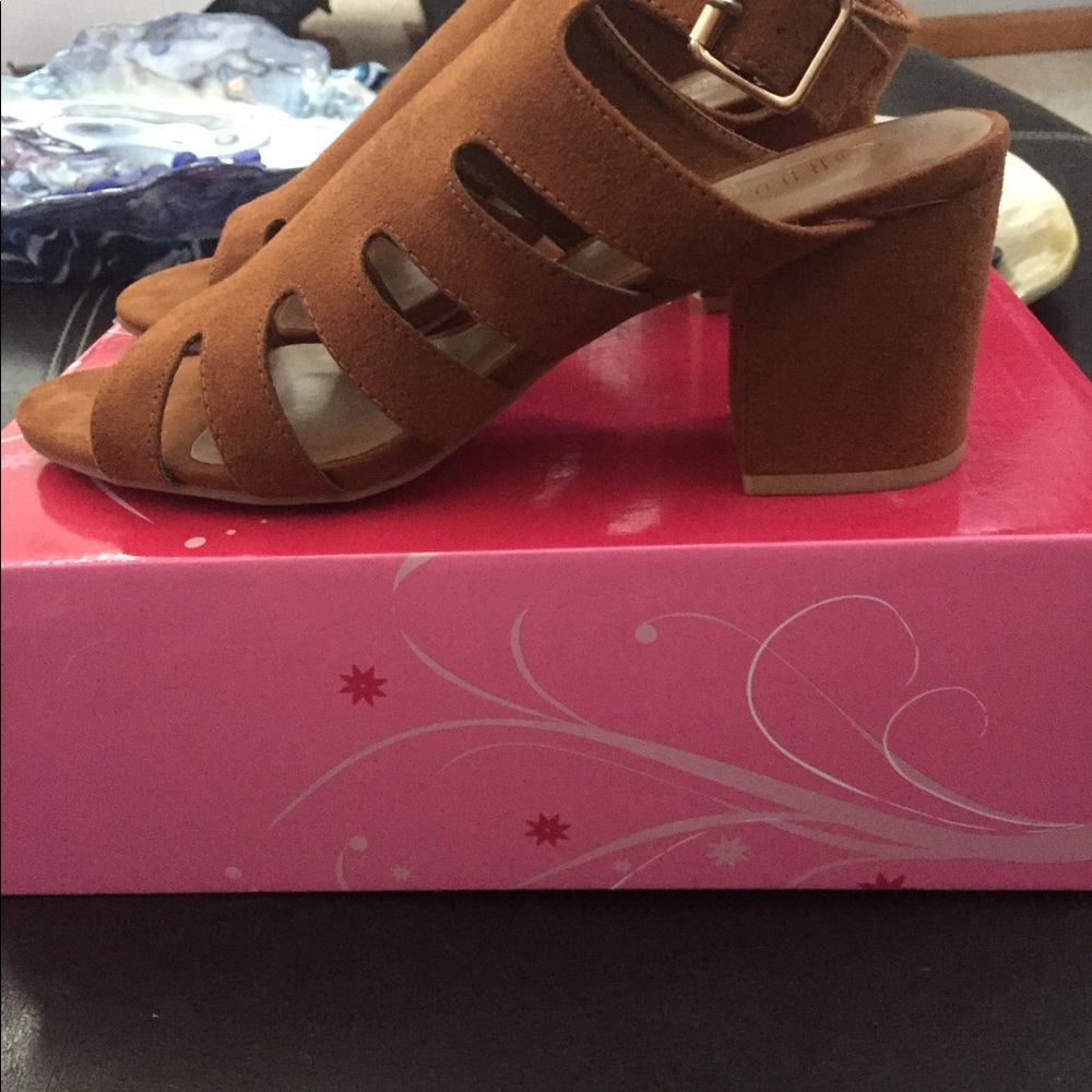 🔸SEXY CAMEL COLORED SANDALS🔸